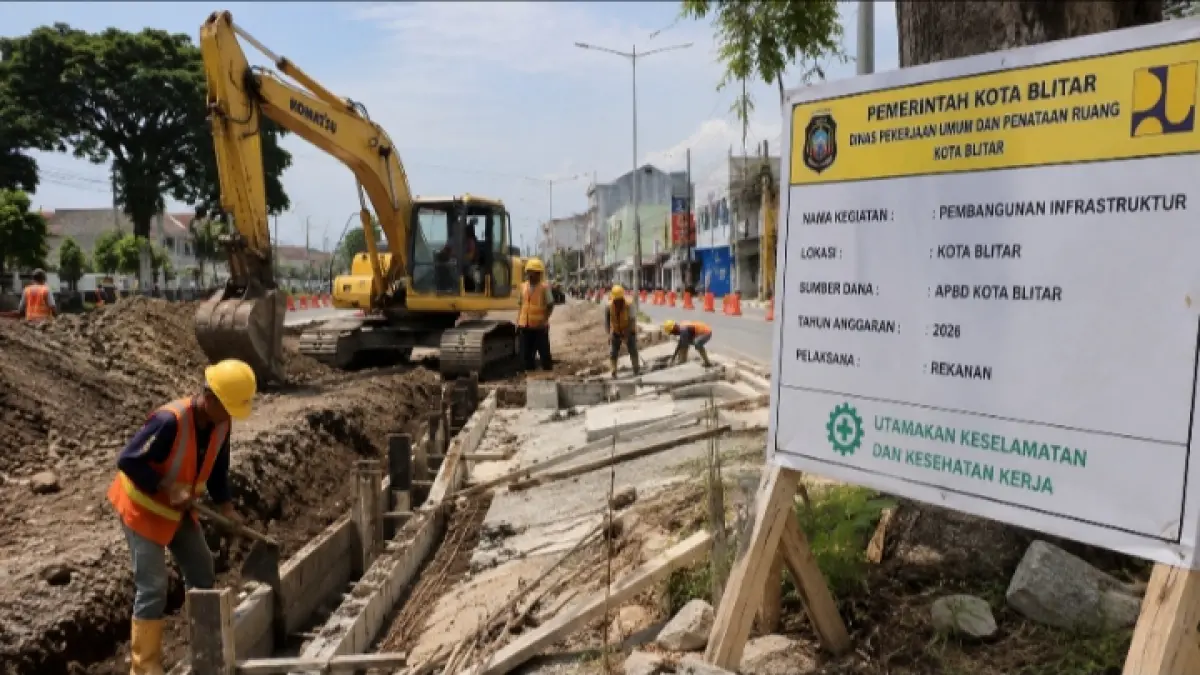 Aktivitas proyek konstruksi infrastruktur di Kota Blitar. Serapan anggaran PUPR hingga awal Agustus baru mencapai sekitar 20 persen.