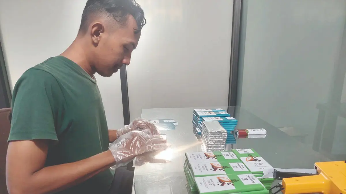 CB TAN/RADAR BLITAR
ULET: Zaki Kurniawan menyiapkan pesanan coklat untuk pelanggan di tokonya, kemarin. 