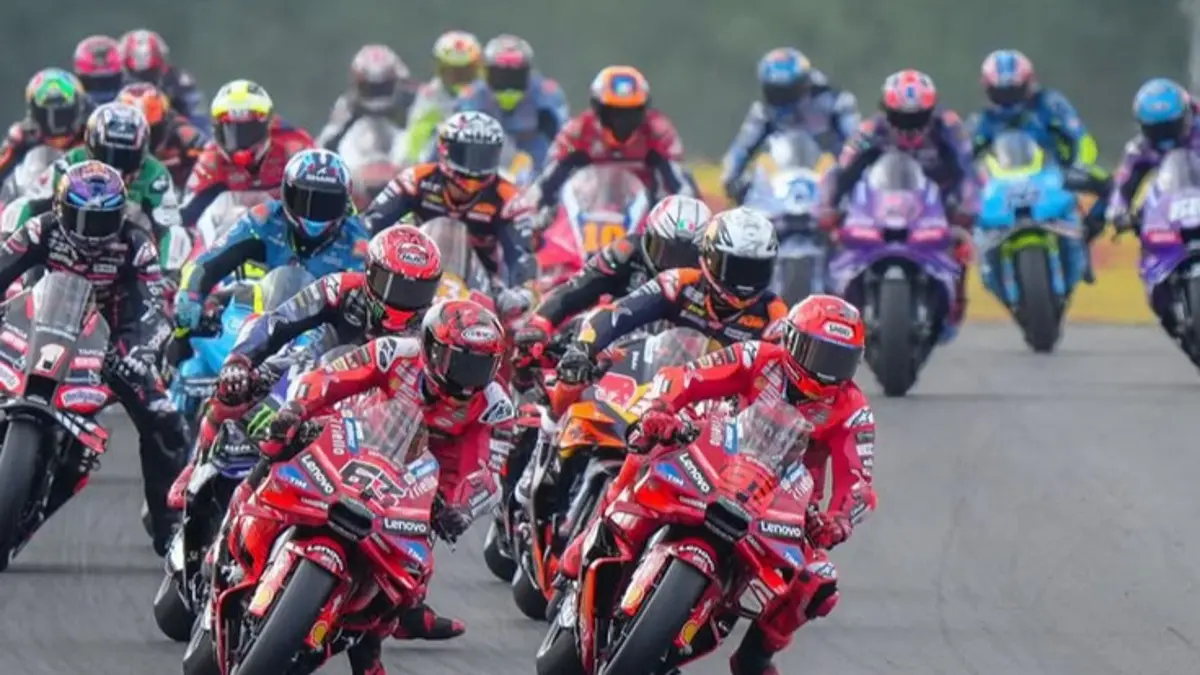 Hasil Moto3 Inggris 2026 menempatkan David Almansa sebagai juara. Feda Ega Pratama finis ke-9 dan naik ke posisi keenam klasemen Moto3 2026.(Pinterest)
