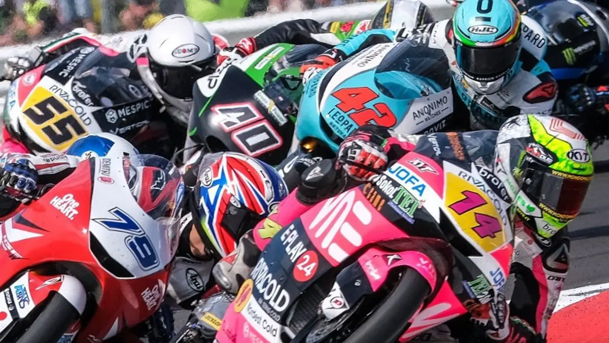 Hasil Moto3 Inggris 2026: Veda Ega Pratama finis P9 di Silverstone dan naik ke peringkat 6 klasemen dunia. Simak hasil lengkap dan jadwal Aragon.(Pinterest)