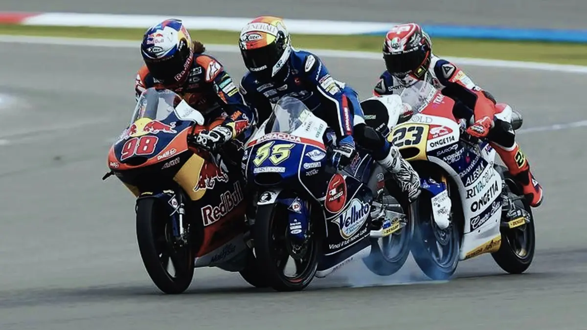 Hasil race Moto3 hari ini, David Almansa juara GP Inggris 2026 dan Veda Ega Pratama finis ke-9. Simak hasil lengkap dan jadwal Aragon. (PINTEREST)