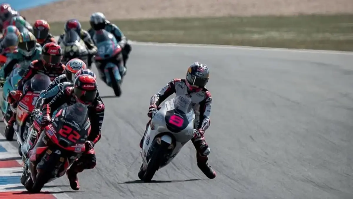 Jadwal Moto3 Inggris 2026 hari ini menampilkan Veda Ega Pratama start P16 di Silverstone. Simak jam tayang race Moto3 live Trans7, SPOTV, Vidio, dan Vision+.(Pinteerst)