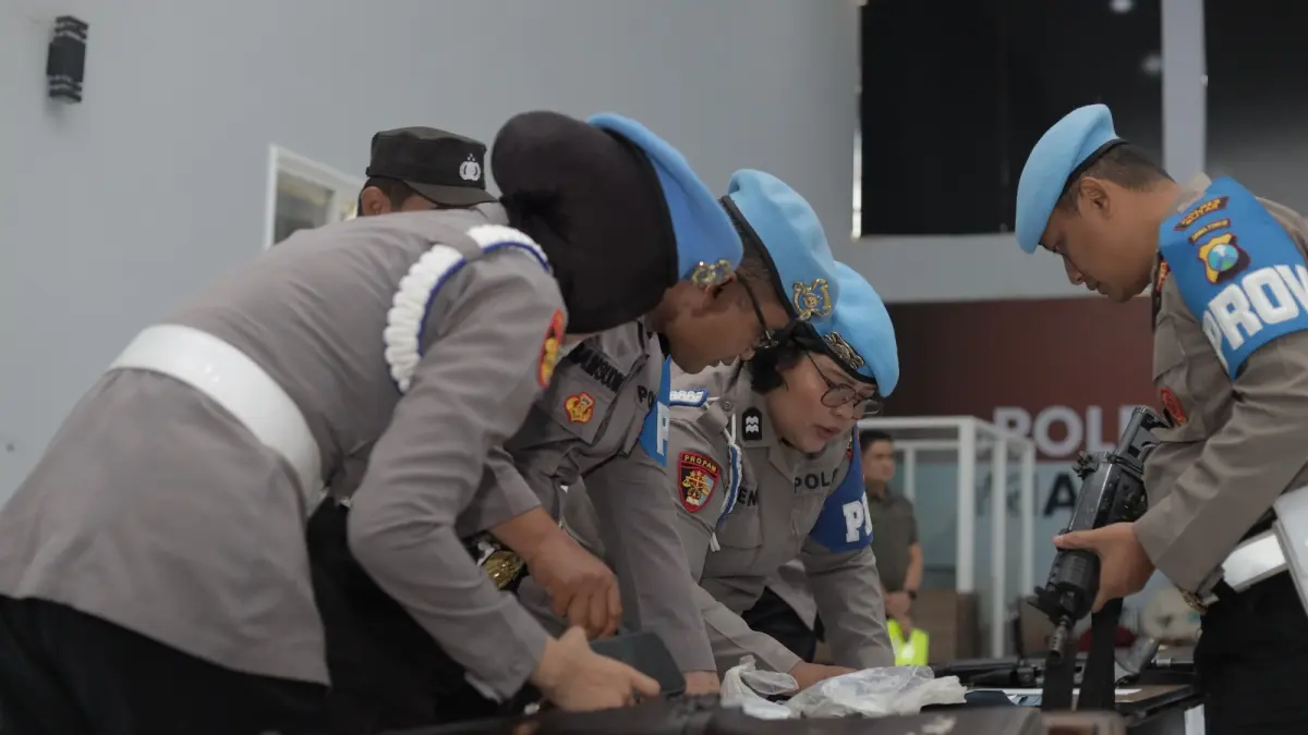 KETAT: Personel Propam Polres Blitar memeriksa kondisi senpi dinas milik anggota untuk memastikan kelengkapan dan penggunaannya sesuai prosedur, Rabu (12/8).