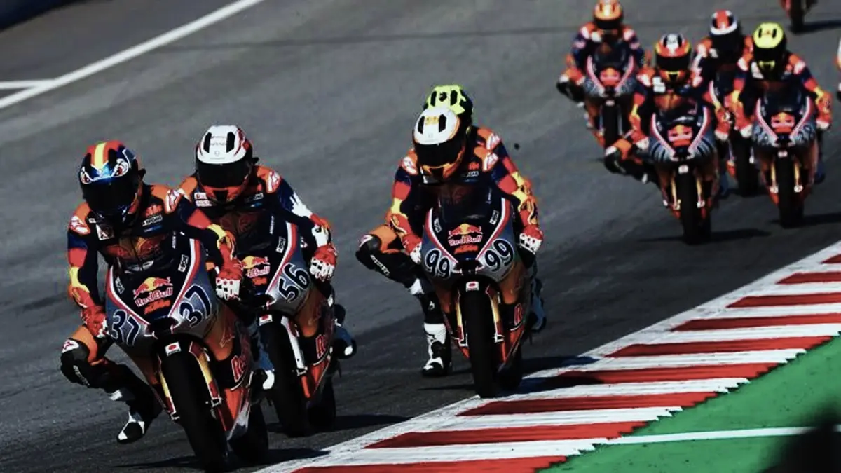 Red Bull Rookies Cup 2026 disorot setelah Brian Uriarte crash di Silverstone. Veda Ega Pratama memanfaatkan peluang dan memangkas jarak poin. (PINTEREST)
