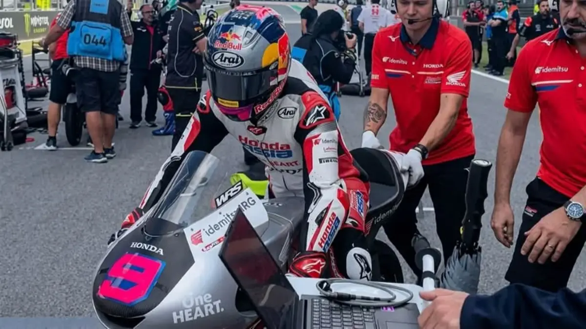Veda Ega Pratama finis P9 di Moto3 Silverstone dan kini mengoleksi 97 poin. Bos Dorna hingga pengamat MotoGP memberi pujian atas performa pembalap Indonesia.(Pinterest)