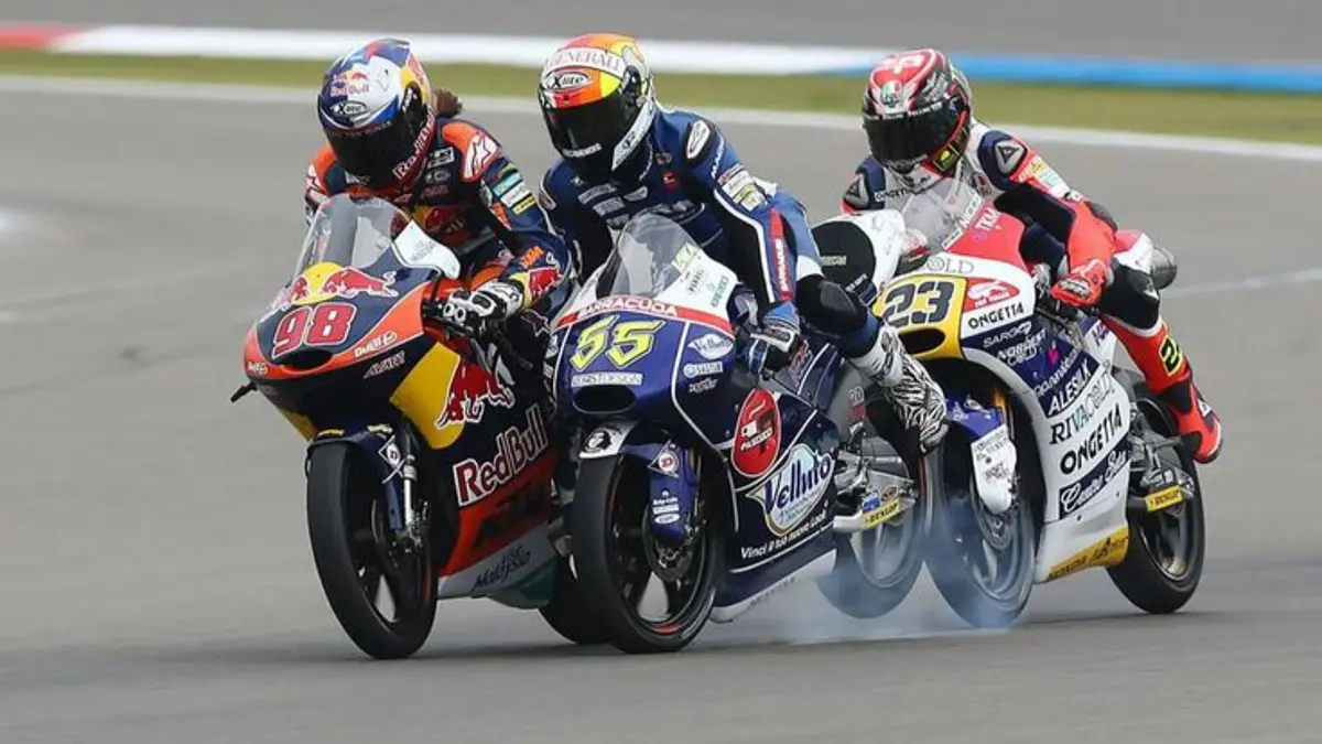 Veda Ega Pratama finis P9 pada Moto3 Inggris 2026 di Silverstone. Tambahan tujuh poin membuatnya bertahan di posisi enam klasemen dunia Moto3.(Pinterest)