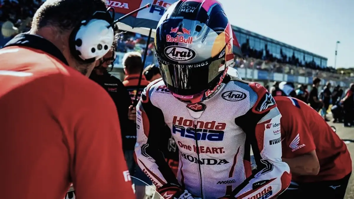 Veda Ega Pratama terbaru tampil mengejutkan di Silverstone. Sempat terpuruk, Veda bangkit hingga finis keenam dan tembus tiga besar practice! (PINTEREST)
