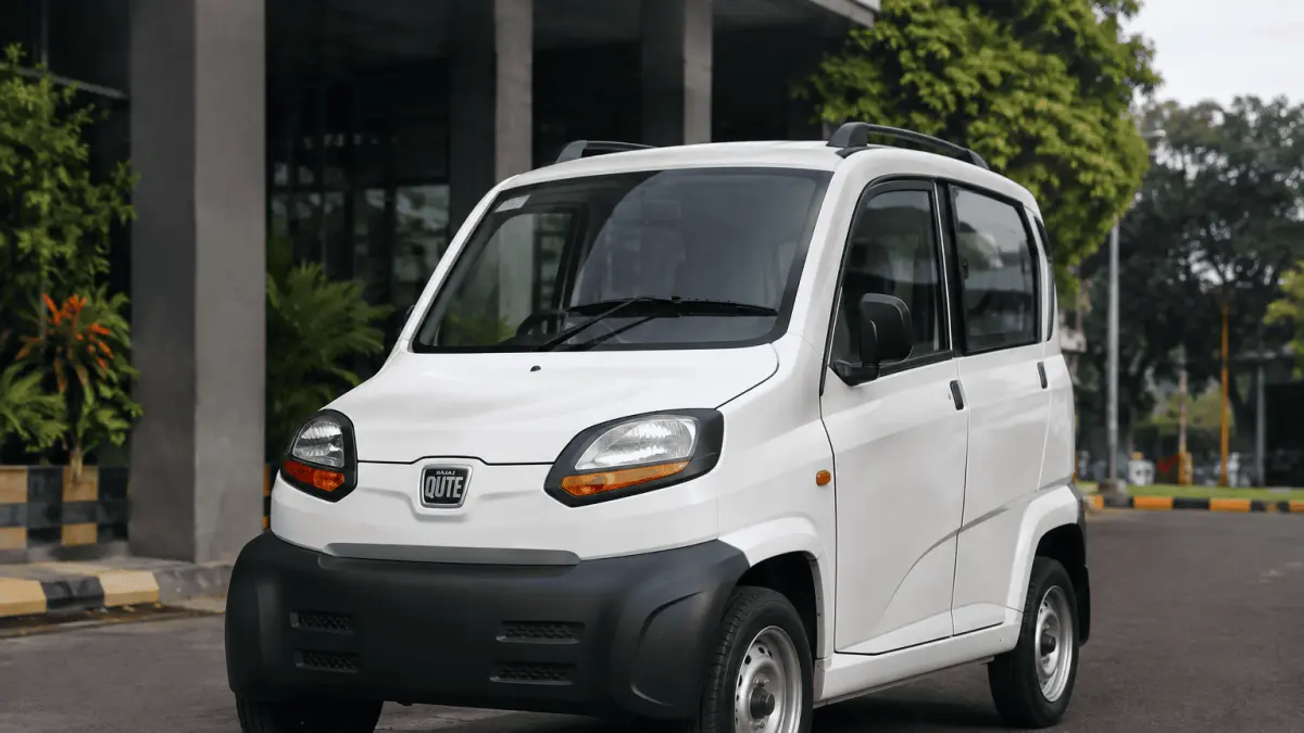 Bajaj Qute hadir sebagai kendaraan mungil dengan harga terjangkau. Meski banyak kekurangan, mobil ini unggul dalam kepraktisan, irit BBM, dan tetap melindungi penumpang dari hujan.
