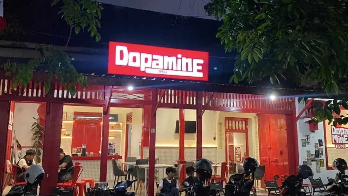 Dopamine Space menjadi tempat nongkrong kalcer di Kota Blitar dengan harga terjangkau dan jam buka dari pagi hingga dini hari.