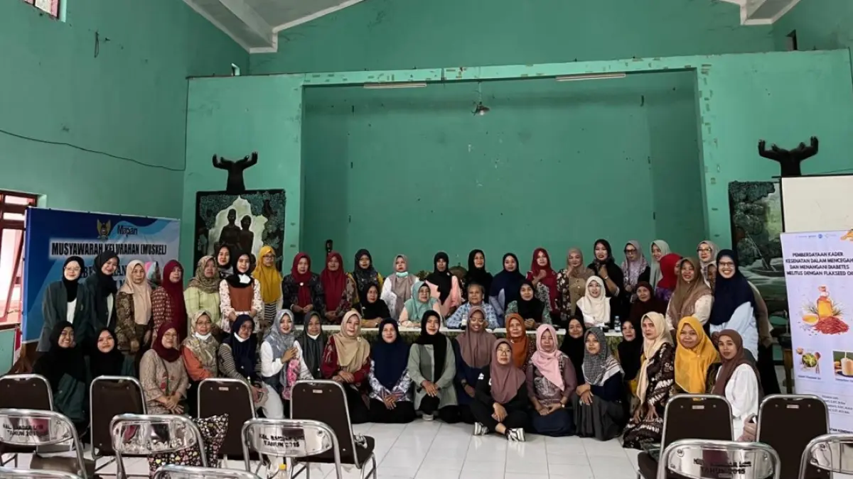 POLTEKKES KEMENKES MALANG / UNTUK RADAR BLITAR
PEMBERDAYAAN KADER : Tim Pengabmas Kemenkes Malang bersama kader mengembangkan inovasi olahan minyak biji ramai untuk pengendalian diabetes di Kelurahan Bandar Lor, Kota Kediri.