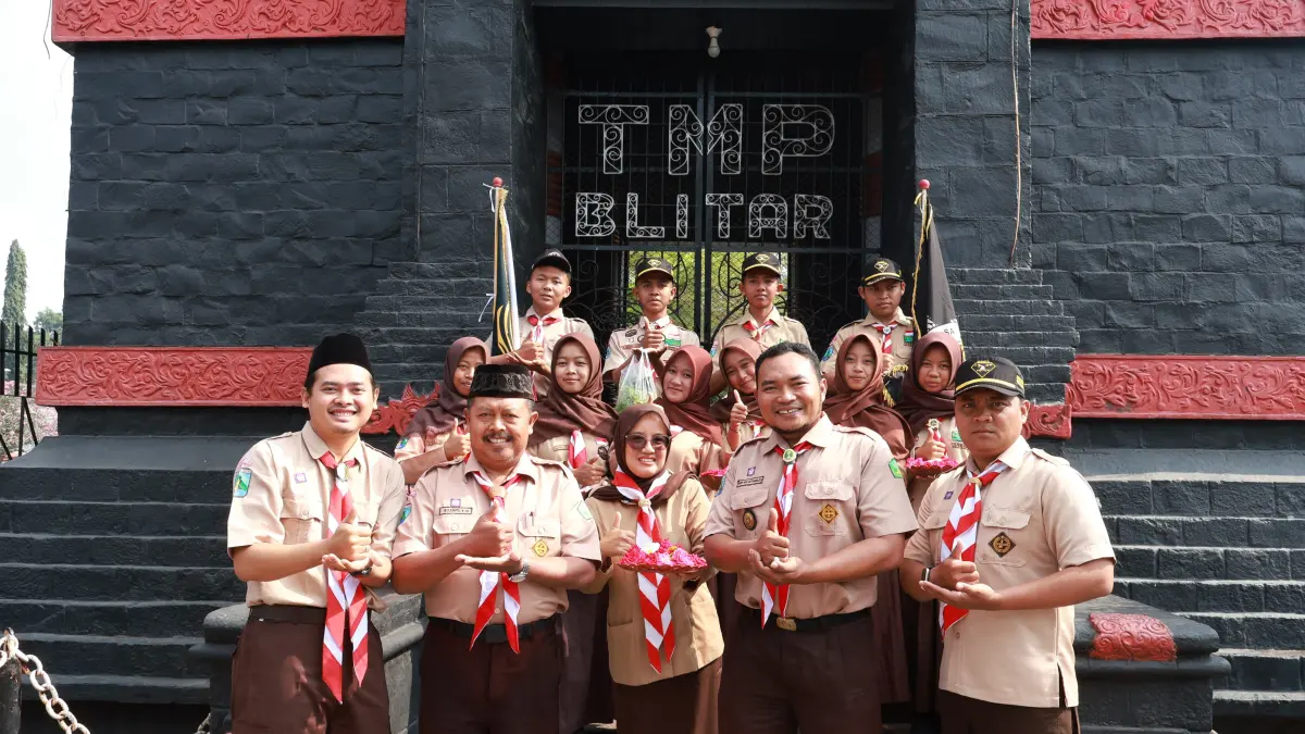 Sejumlah guru pembina dan siswa SMKN 1 Kademangan usai ziarah di TMP Blitar.