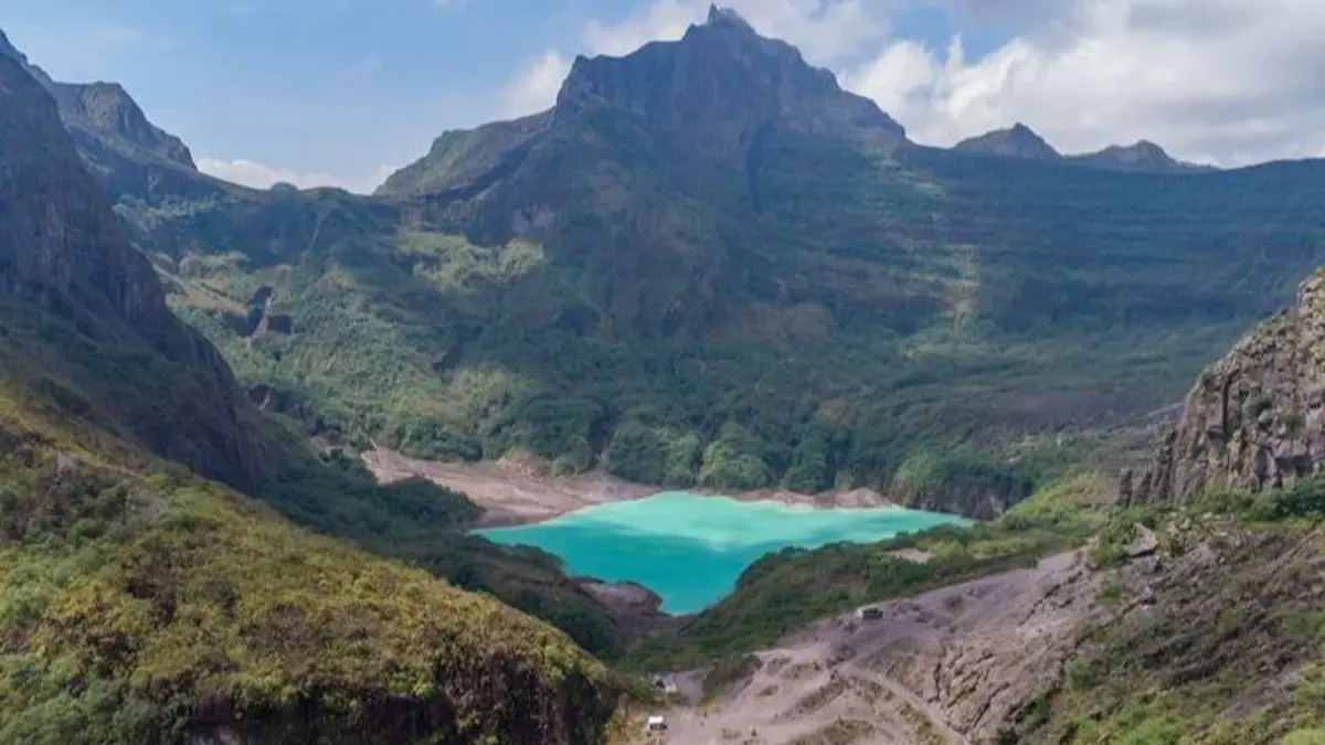 Gunung Kelud Kediri menawarkan panorama kawah indah, jalur wisata yang semakin nyaman, serta spot foto menarik yang cocok untuk destinasi liburan.(Pinterest)