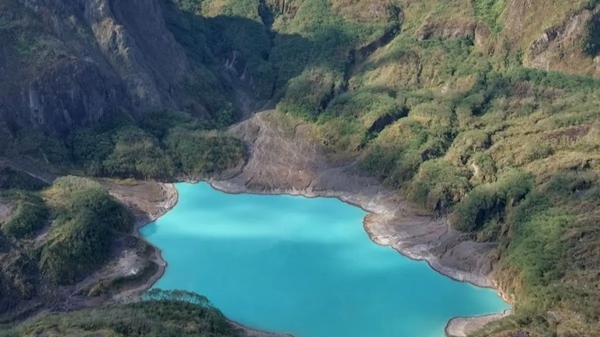 Gunung Kelud Kediri menawarkan panorama kawah, jalan misteri, terowongan bersejarah, dan akses wisata yang semakin nyaman bagi para pengunjung.(Pinterest)