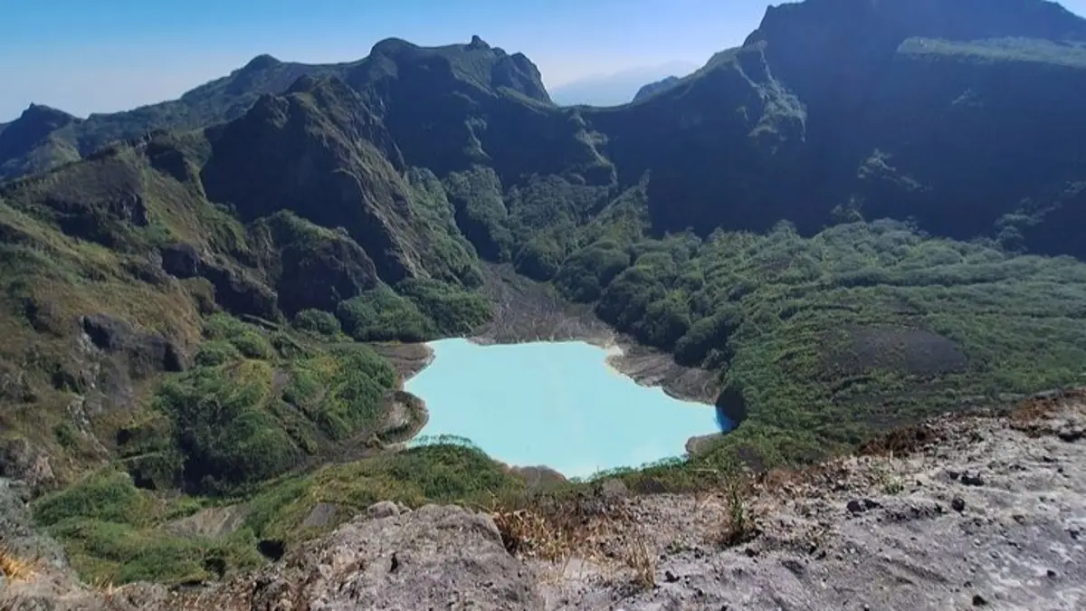 Gunung Kelud Kediri menawarkan pesona kawah eksotis, jalan misteri, terowongan bersejarah, dan panorama pegunungan yang menjadi favorit wisatawan.(Pinterest)