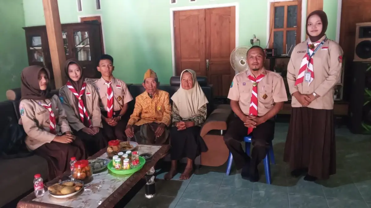 Jajaran dindik Jatim dan pelajar anjangsana di rumah pejuang kemerdakaan.