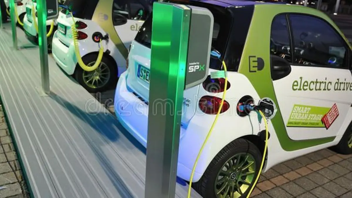 Kelebihan dan kekurangan menggunakan kendaraan listrik wajib dipahami sebelum membeli. Simak soal biaya, charging, depresiasi, dan pilihan hybrid. (PINTEREST)