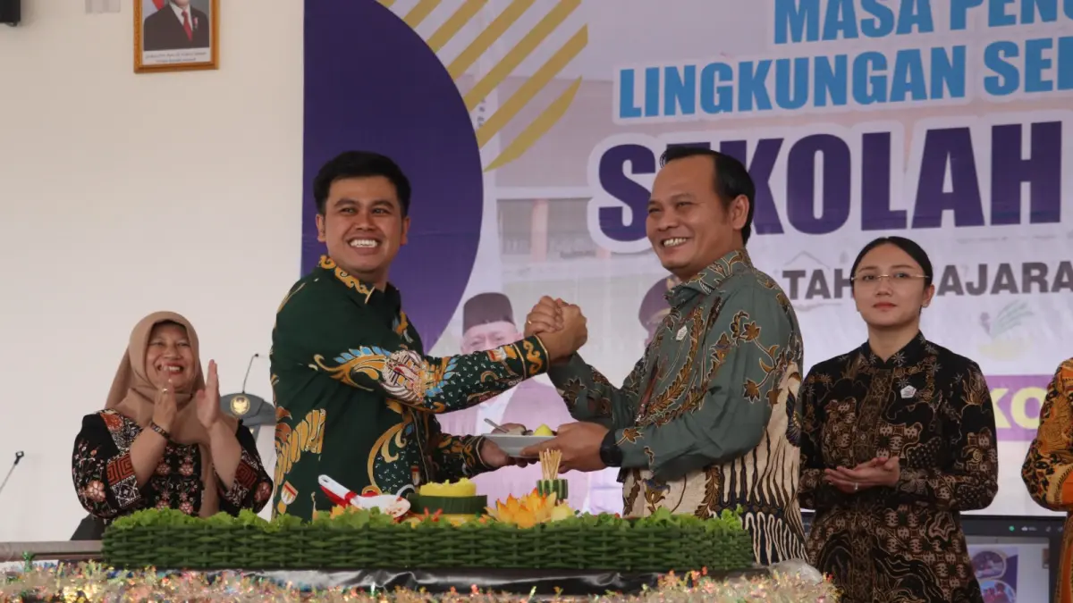 Peresmian SR juga diawali dengan pemotongan tumpeng yang dihadiri PIC Kementerian Sosial untuk Kota Blitar, Romal Sinaga.