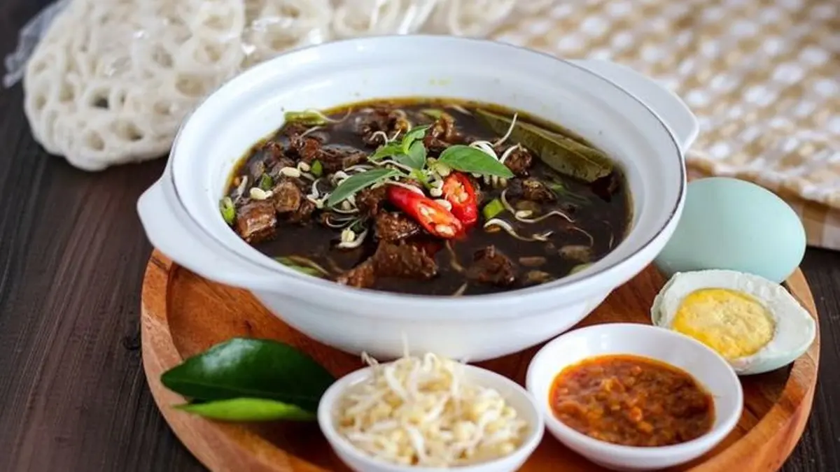 Rawon khas Jawa Timur bukan cuma lezat. Kuliner berkuah hitam ini punya sejarah panjang, kluwek sebagai bahan utama, serta jejak tradisi Jawa. (PINTEREST)
