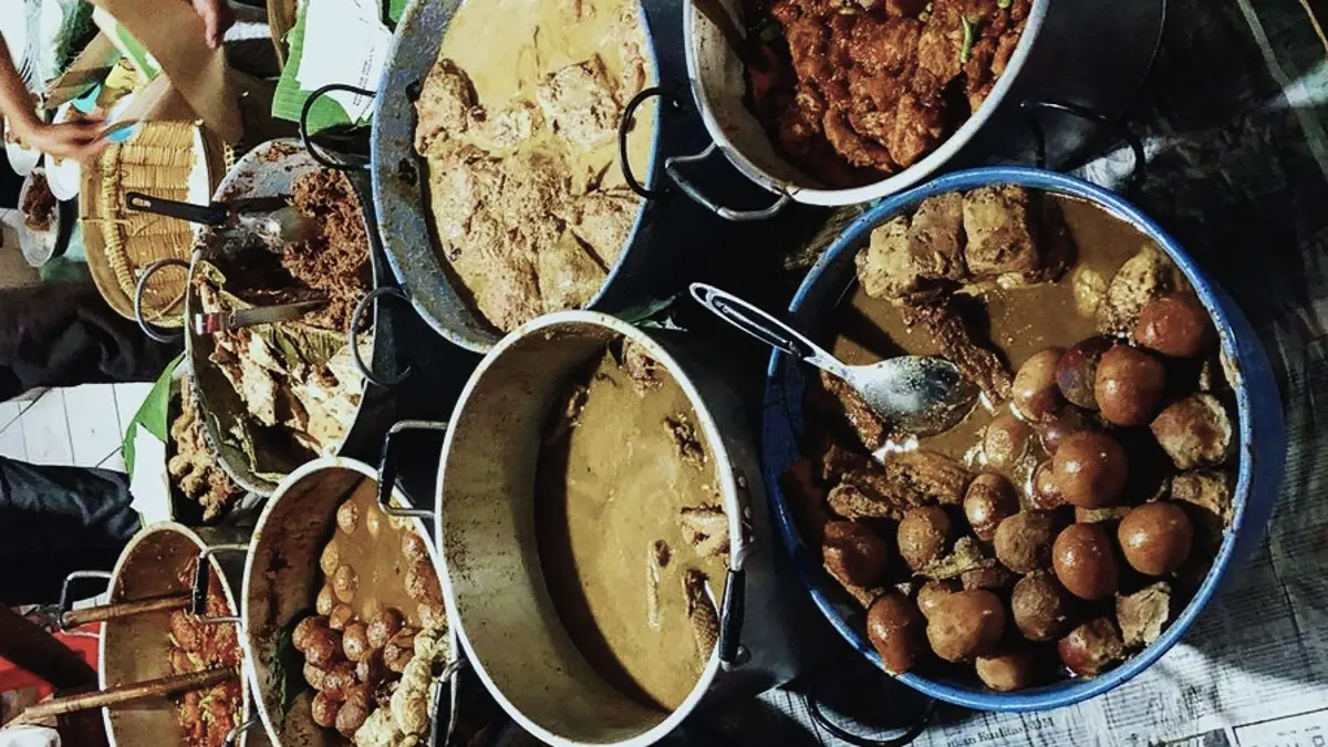 Rekomendasi kuliner Surabaya 2026 paling menggoda, dari bebek bumbu ireng, soto legendaris, tahu campur hingga sego sambal pedas. (PINTEREST)
