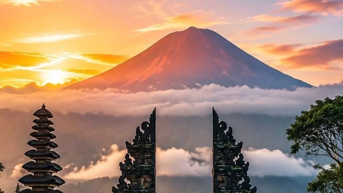 Rekomendasi wisata alam di Indonesia hadir dengan 10 destinasi spektakuler di Pulau Jawa, dari air terjun, pantai, gunung hingga geopark. (PINTEREST)