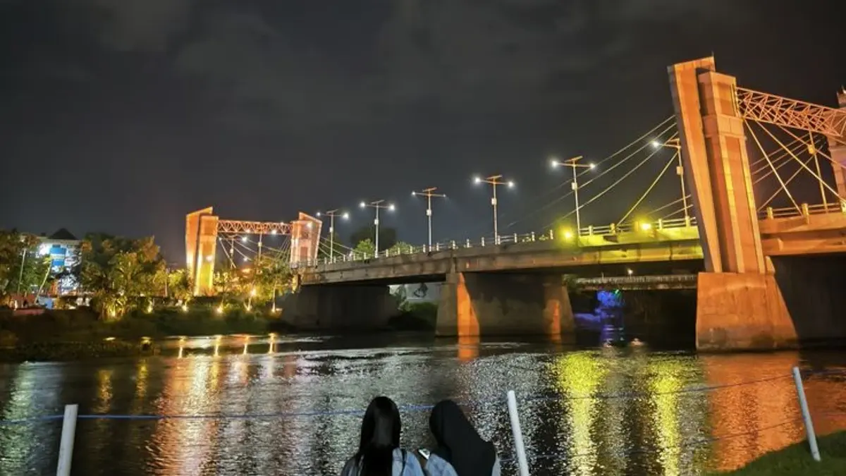 Taman Brantas Kediri menawarkan ruang publik di tepi Sungai Brantas dengan Jembatan Brug Over Brantas, taman bermain, dan kuliner yang cocok untuk keluarga.(Pinterest)
