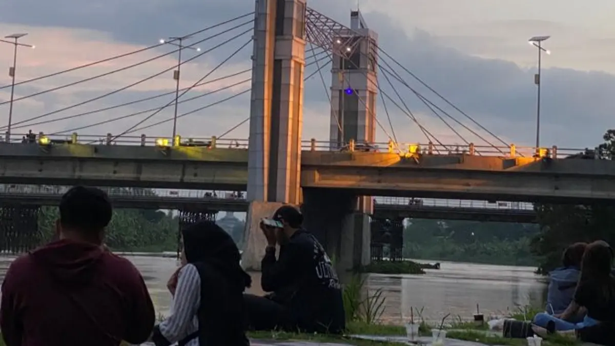 Taman Brantas Kediri menawarkan wisata gratis di tepi Sungai Brantas dengan Jembatan Brug Over Brantas, area bermain anak, dan kuliner murah.(Pinterest)