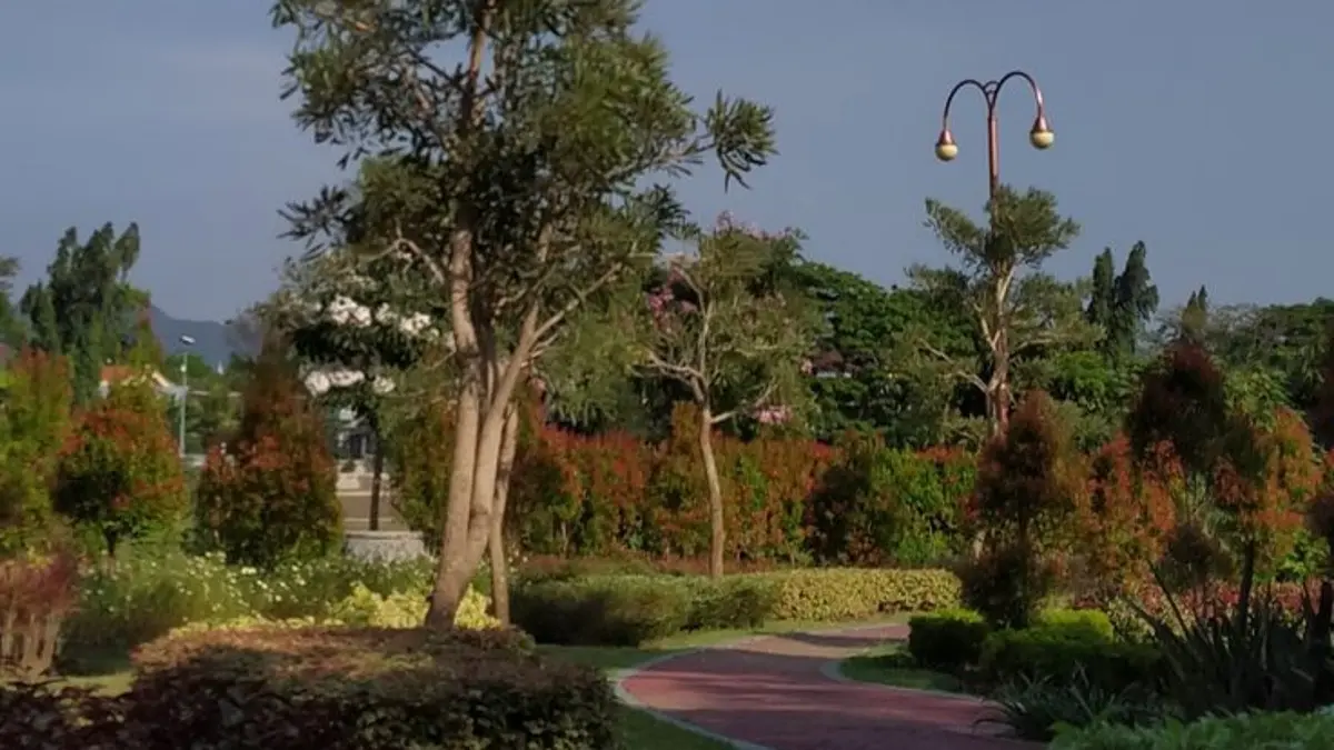 Taman Brantas Kediri menjadi wisata gratis favorit dengan panorama Sungai Brantas, jembatan bersejarah, kuliner murah, dan ruang publik yang nyaman.(Pinterest)