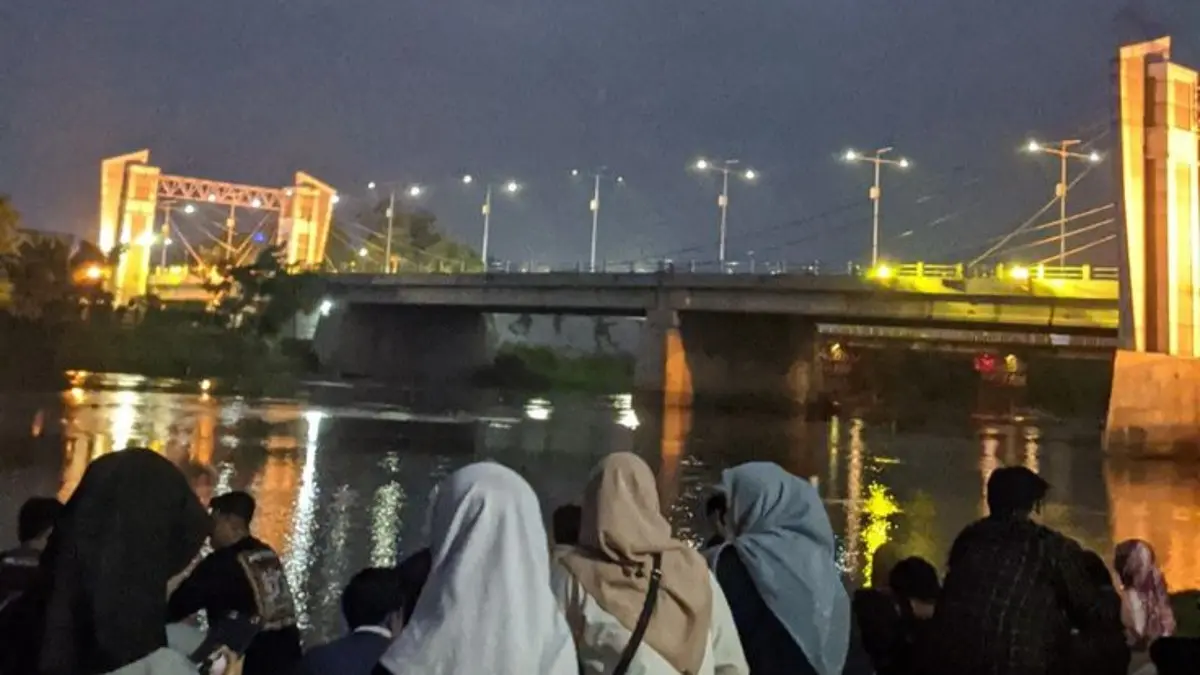 Taman Brantas Kediri menjadi wisata gratis favorit dengan panorama Sungai Brantas, jembatan bersejarah, kuliner murah, dan ruang terbuka yang nyaman.(Pinterest)
