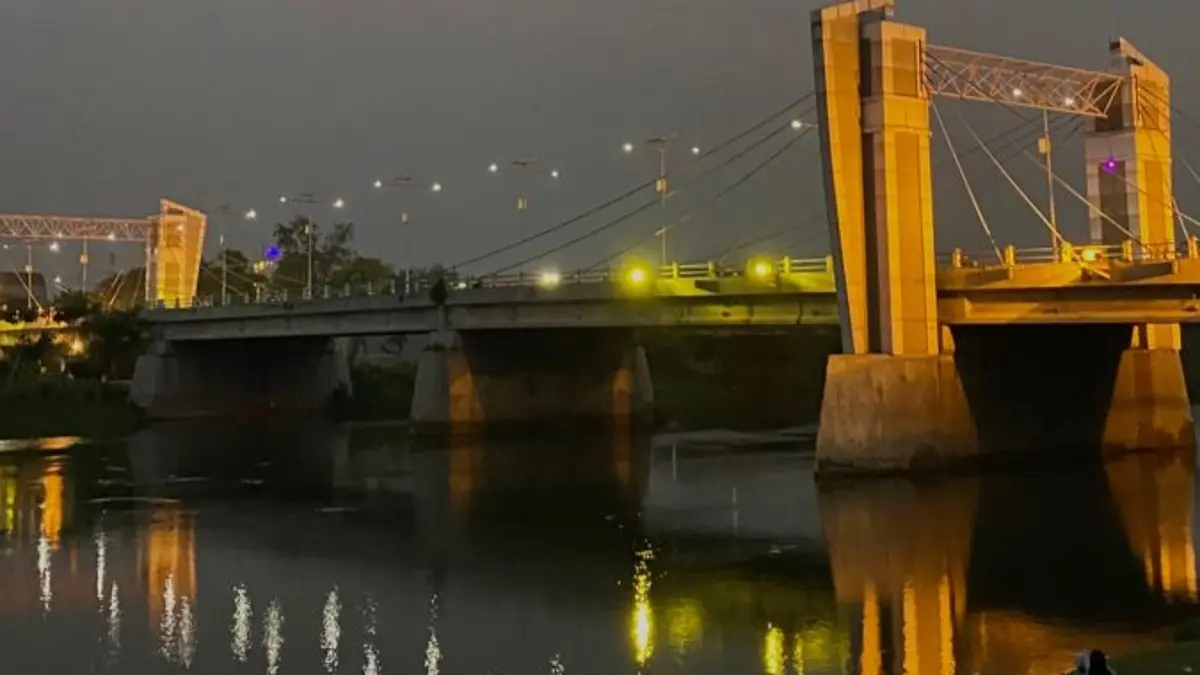 Taman Brantas Kediri menjadi wisata gratis favorit dengan panorama Sungai Brantas, Jembatan Brug Over Brantas, area bermain anak, dan kuliner murah.(Pinterest)