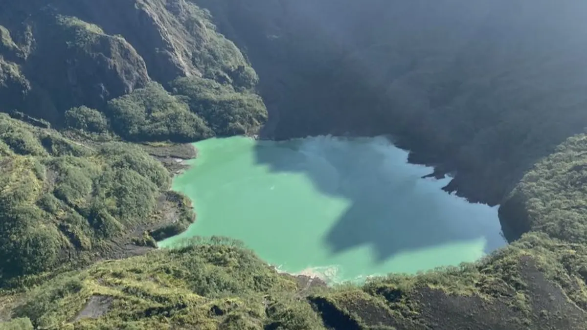 Wisata Gunung Kelud Kediri menawarkan panorama kawah, jalur yang semakin nyaman, serta sejarah erupsi yang menarik untuk dijelajahi wisatawan.(Pinterest)