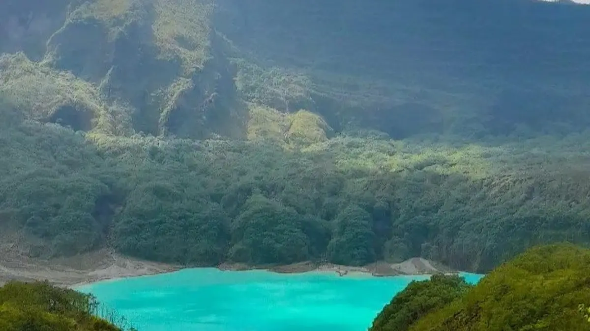 Wisata Gunung Kelud Kediri menghadirkan panorama kawah, jalan misteri, terowongan bersejarah, dan jalur wisata yang semakin nyaman untuk liburan.(Pinterest)