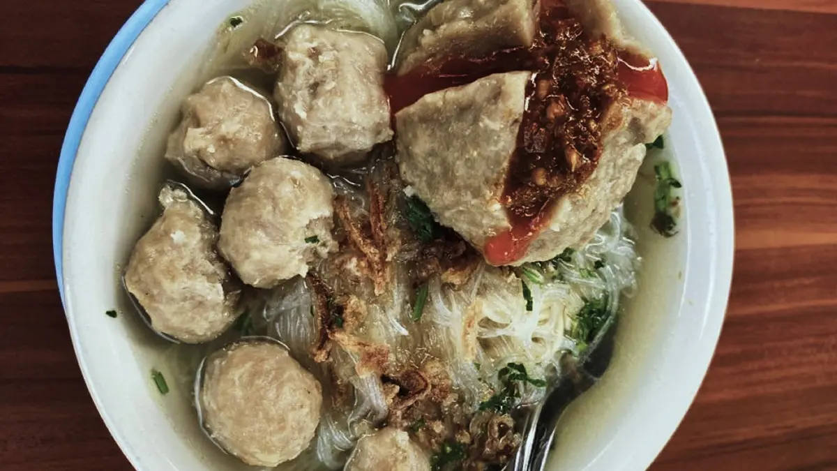 Cara buat bakso enak bisa dilakukan di rumah dengan bahan sederhana. Simak resep bakso sapi kenyal dan gurih dengan chopper dan air es. (PINTEREST)