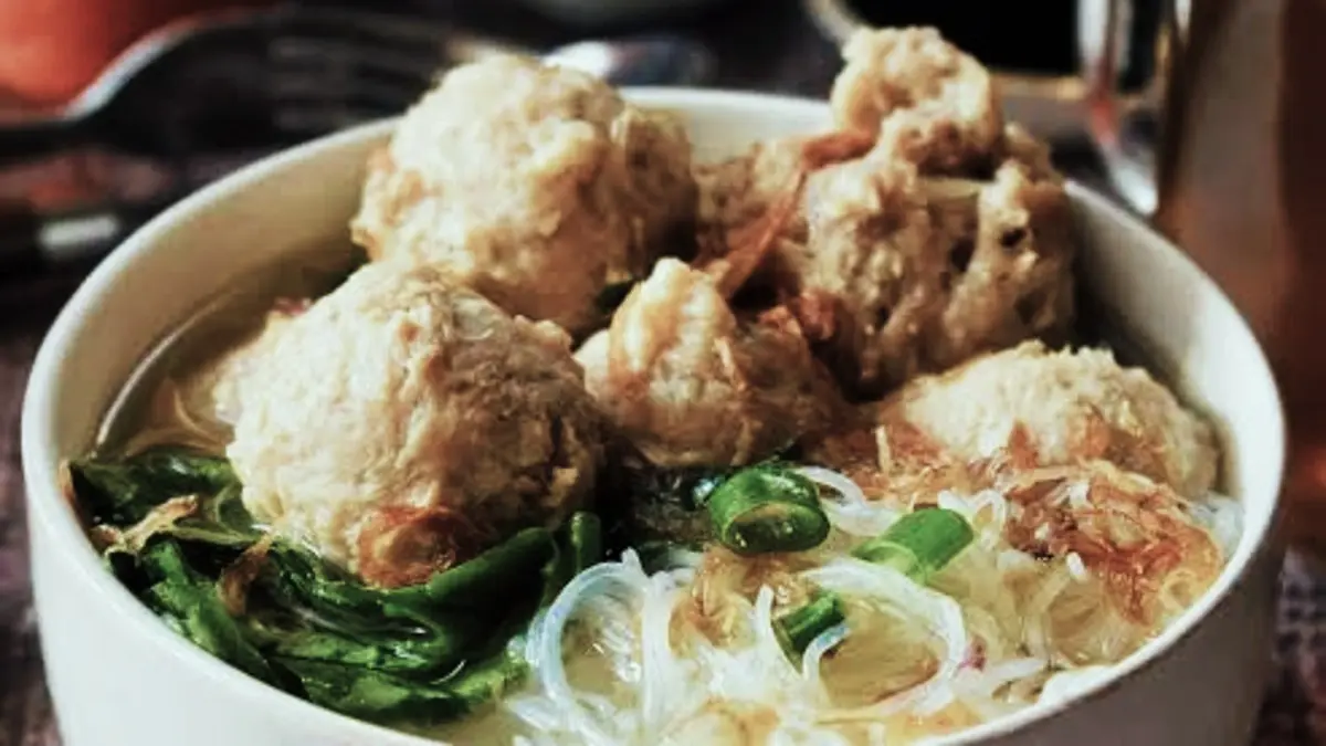 Cara buat bakso enak ternyata mudah dilakukan di rumah. Ikuti resep bakso sapi kenyal dan gurih dengan es batu, tapioka, serta air es. (PINTEREST)