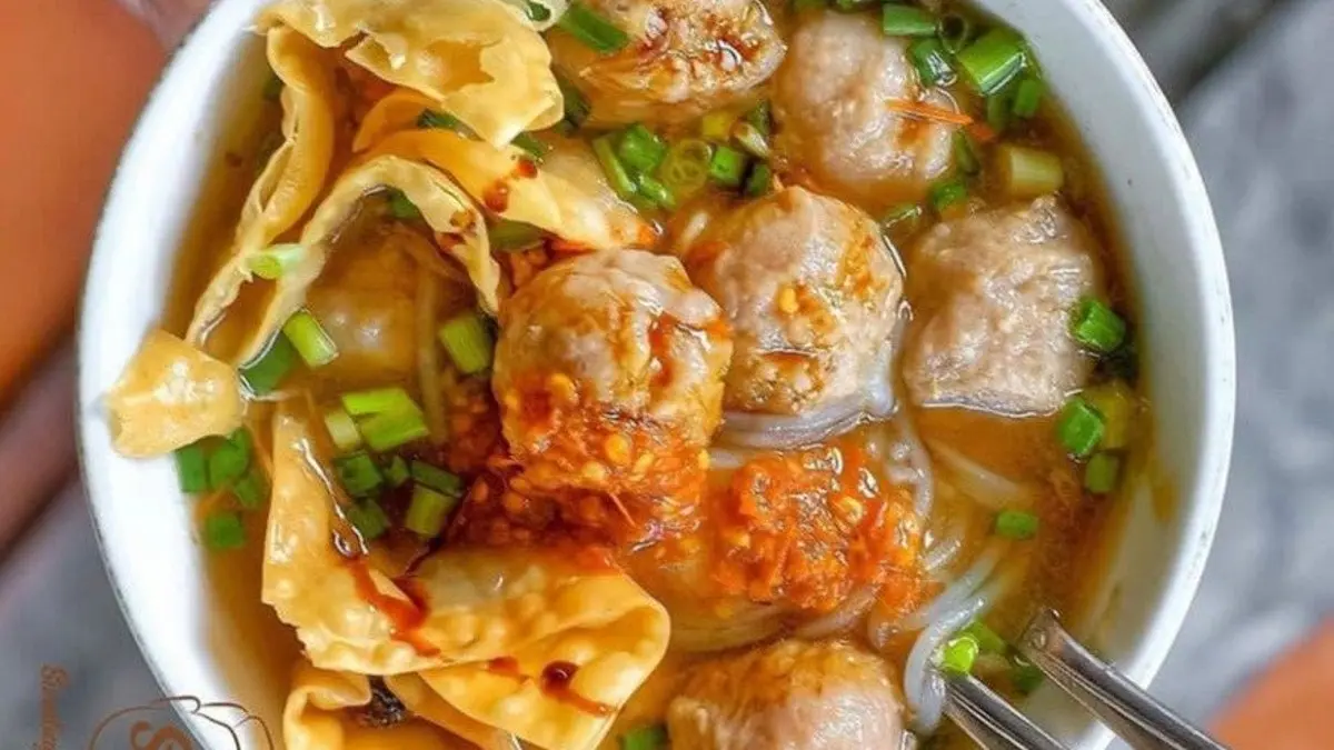 Cara buat bakso enak ternyata punya trik agar teksturnya kenyal dan gurih. Simak langkah memilih daging, membuat adonan hingga merebus bakso. (PINTEREST)