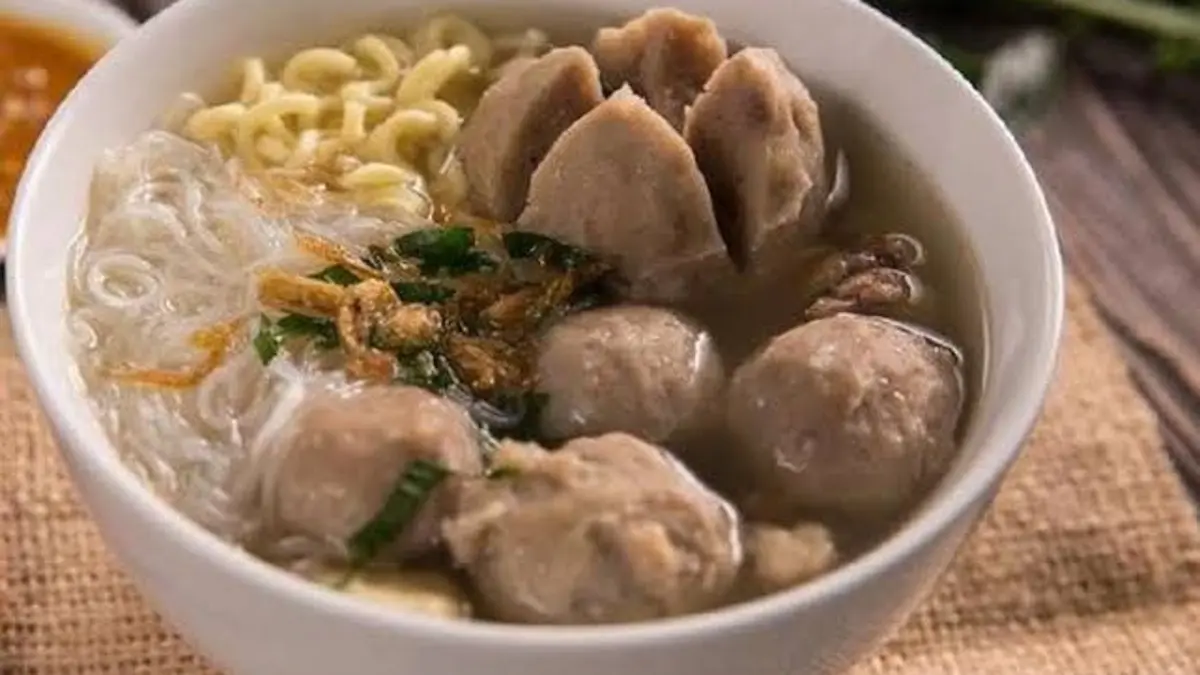 Cara membuat bakso ayam lengkap dengan pangsit, tahu, siomay dan kuah. Cocok jadi ide jualan Rp7.000 per porsi yang ekonomis dan menggiurkan. (PINTEREST)