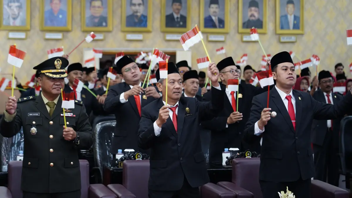 DISKOMINFOTIK KOTA BLITAR UNTUK RADAR BLITAR
DIRGAHAYU INDONESIA: Ketua DPRD Kota Blitar Syahrul Alim beserta Wali Kota Blitar, Syauqul Muhibbin dan seluruh jajaran forkopimda mengibarkan bendera merah putih, Sabtu(14/8).
