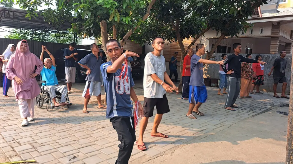 FAJAR RAHMAD AW/RADAR BLITAR
LATIH MENTAL: Kaum difabel dan ODGJ binaan Rumah Kinasih mengikuti lomba tradisional dalam memeriahkan HUT RI ke-81 Kemerdekaan, Senin (17/8).
