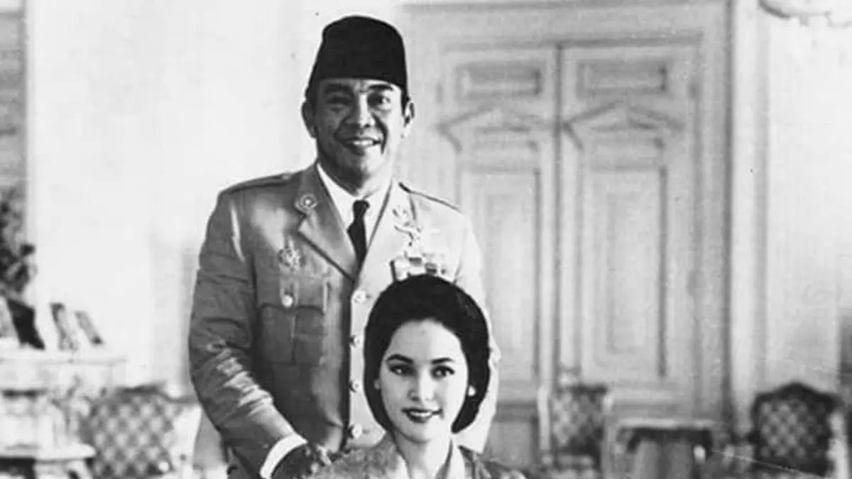 Kisah cinta Soekarno dan Ratna Sari Dewi menjadi romansa lintas negara yang diuji gejolak politik Indonesia hingga berakhir setelah perubahan kekuasaan era 1960-an.(Pinterest)