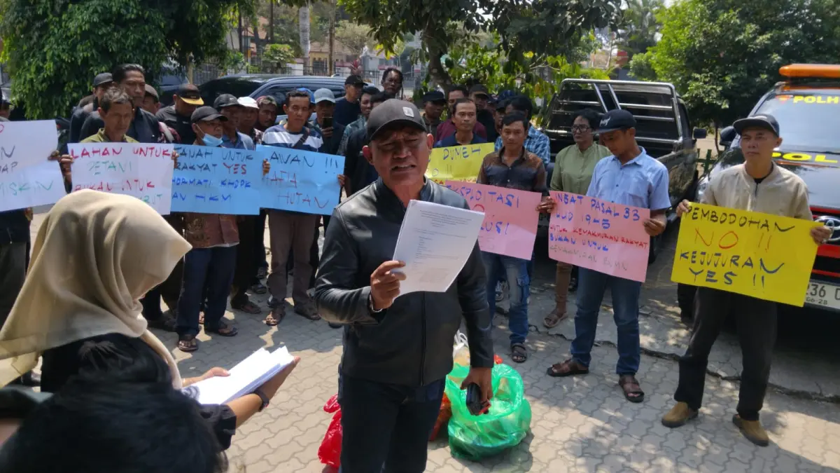Massa dari KTH menggelar aksi di kantor KPH Blitar, Selasa (18/8/2026). 