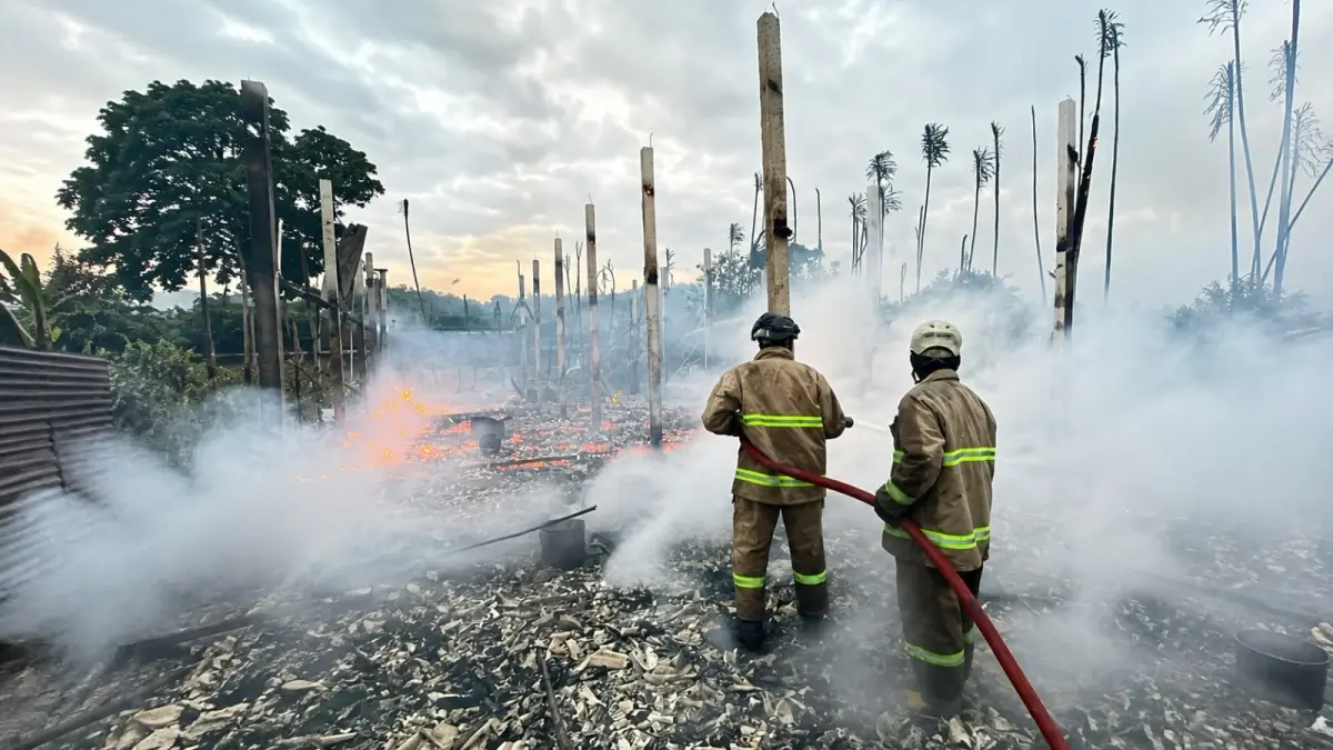Petugas Damkar Kabupaten Blitar bersiap melakukan penanganan kebakaran.