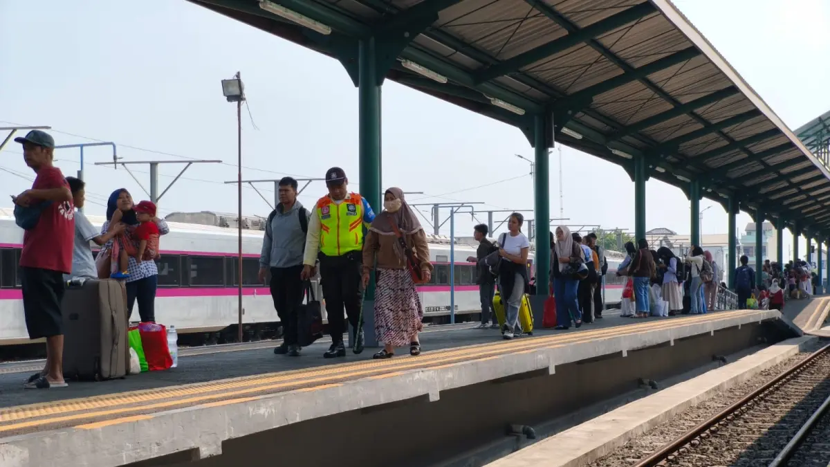 RAMAI: sejumlah penumpang KAI ramai memadati stasiun Blitar.