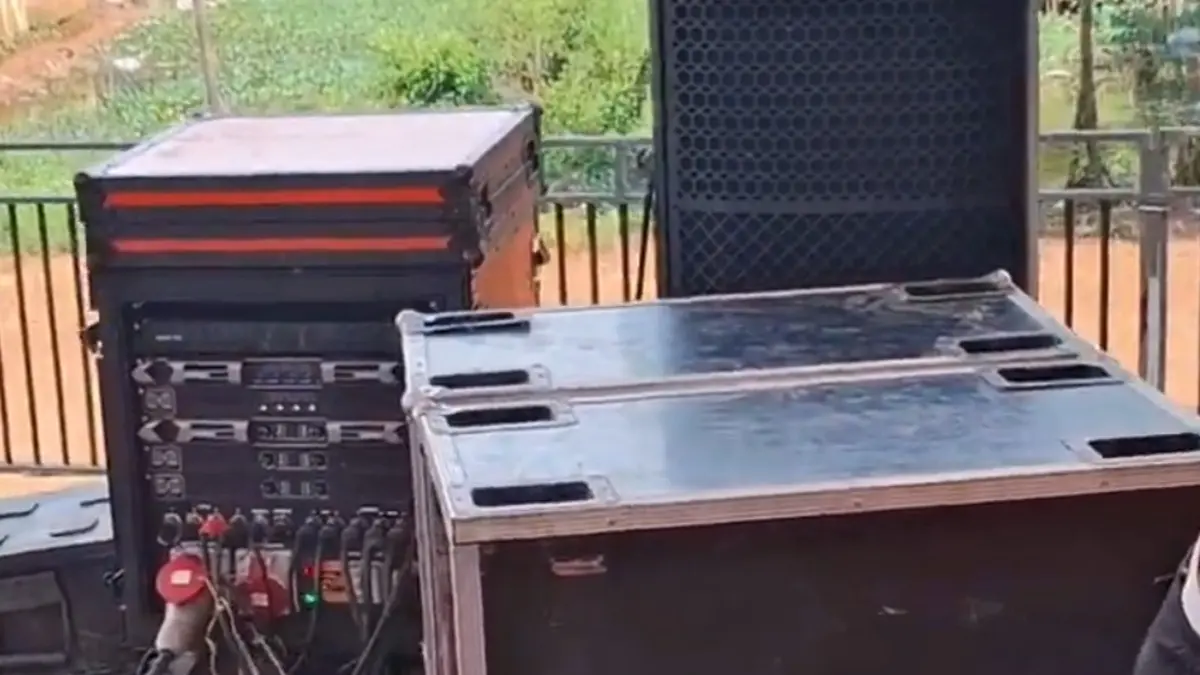 Audio Cumi-Cumi terbaru hadir dengan power plug and play dan subwoofer 18 inci. Simak detail sistem, kabel, hingga persiapan perangkat untuk live.(ScYoutube)