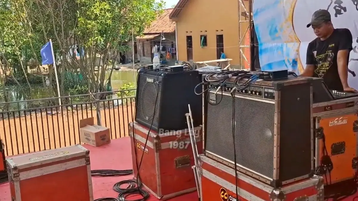 Audio Cumi-Cumi terbaru memperlihatkan power plug and play, subwoofer 18 inci, hingga instalasi kabel yang makin rapi untuk kebutuhan live.(ScYoutube))