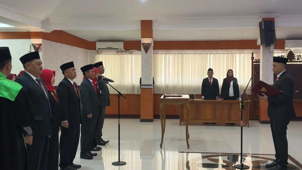 Enam kepala OPD Kota Blitar resmi dilantik setelah lama diisi Plt. Namun, posisi Sekda dan Direktur RSUD masih menunggu pengisian definitif.