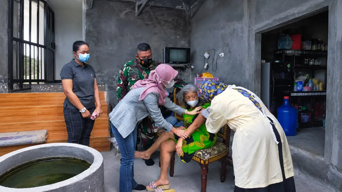 Fendriana memberikan pelayanan kepada warga lansia di desanya beberapa waktu lalu.