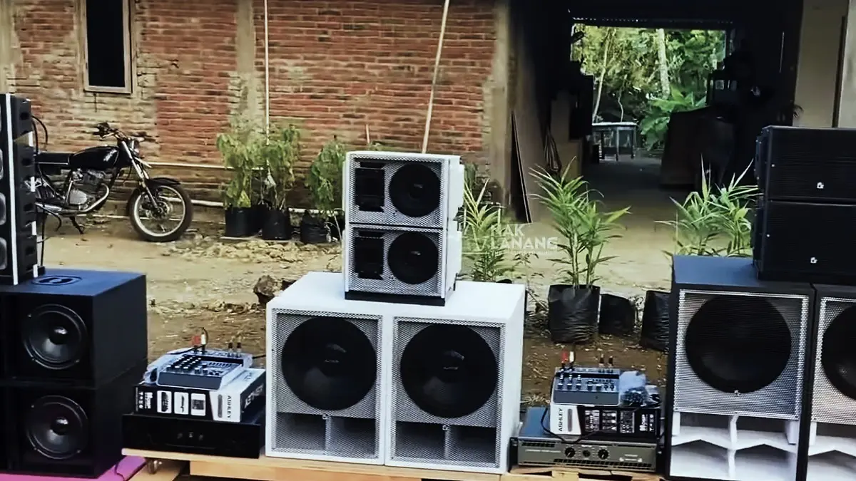 Harga sound horeg kecil mulai Rp4 jutaan. Dapat speaker 12 inch, mixer, power, mic, rak dan kabel lengkap. Simak spesifikasinya. (PINTEREST)