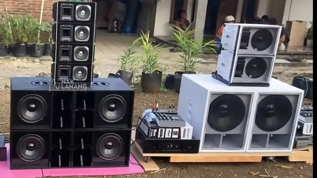 Harga sound horeg kecil ternyata punya paket lengkap. Sound 8 inch ini dilengkapi power 4 channel, mixer, mic dan garansi. (SC YOUTUBE)