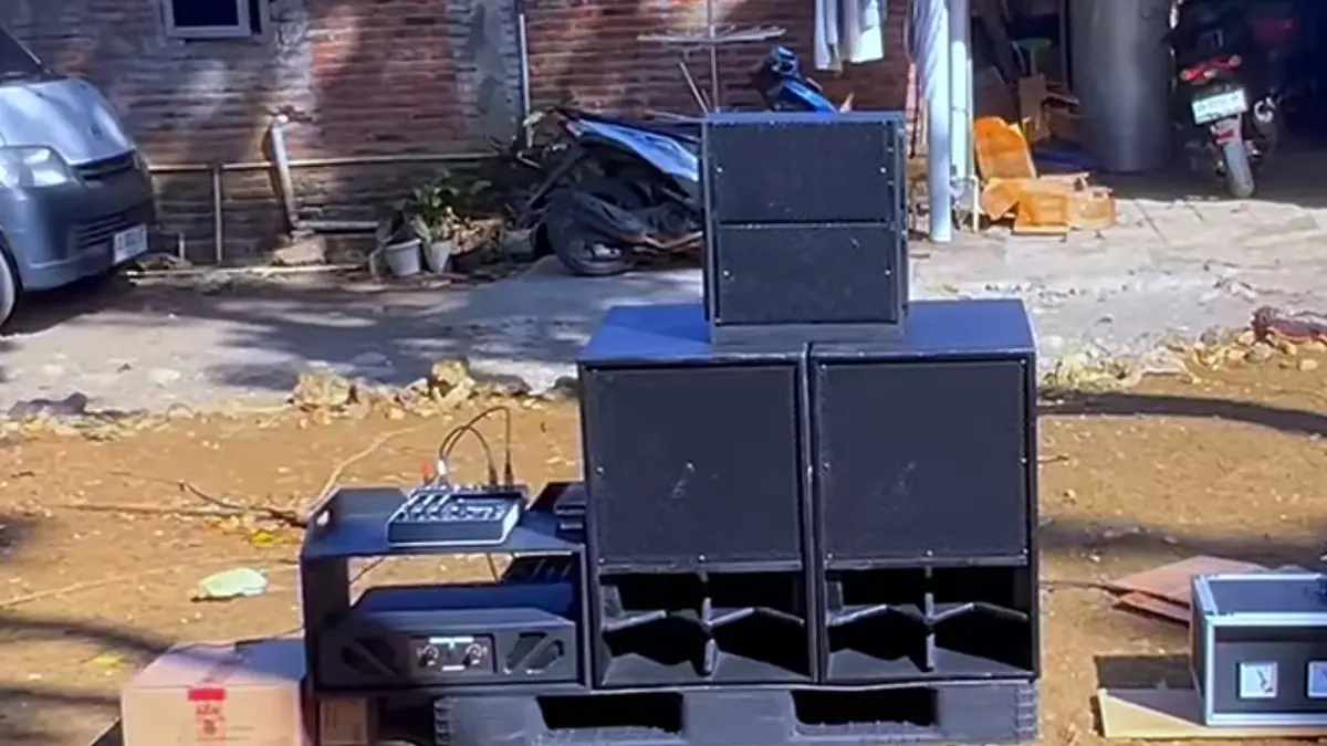 Harga sound horeg rumahan mulai Rp4 jutaan. Paket lengkap berisi speaker, power, mixer, rak, dan kabel. Simak spesifikasinya! (SC YOUTUBE)