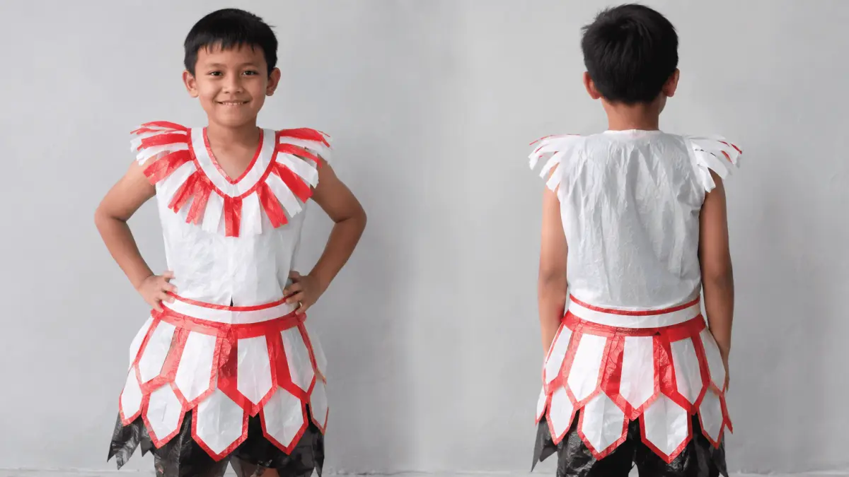 Kostum karnaval anak laki-laki dari plastik resek dengan kombinasi warna merah dan putih yang kreatif.