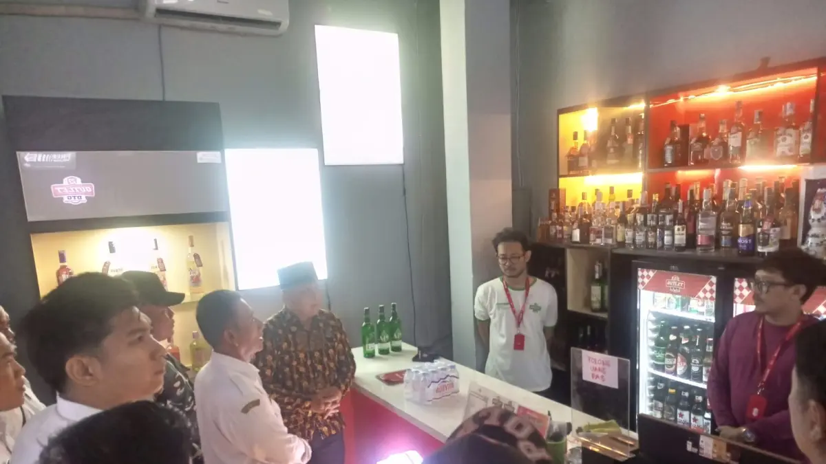 “Petugas melakukan pengawasan terhadap toko minuman beralkohol HWG di Kelurahan Wlingi, Kabupaten Blitar, yang direkomendasikan tutup karena tidak berizin dan lokasinya dinilai terlalu dekat dengan tempat ibadah.”